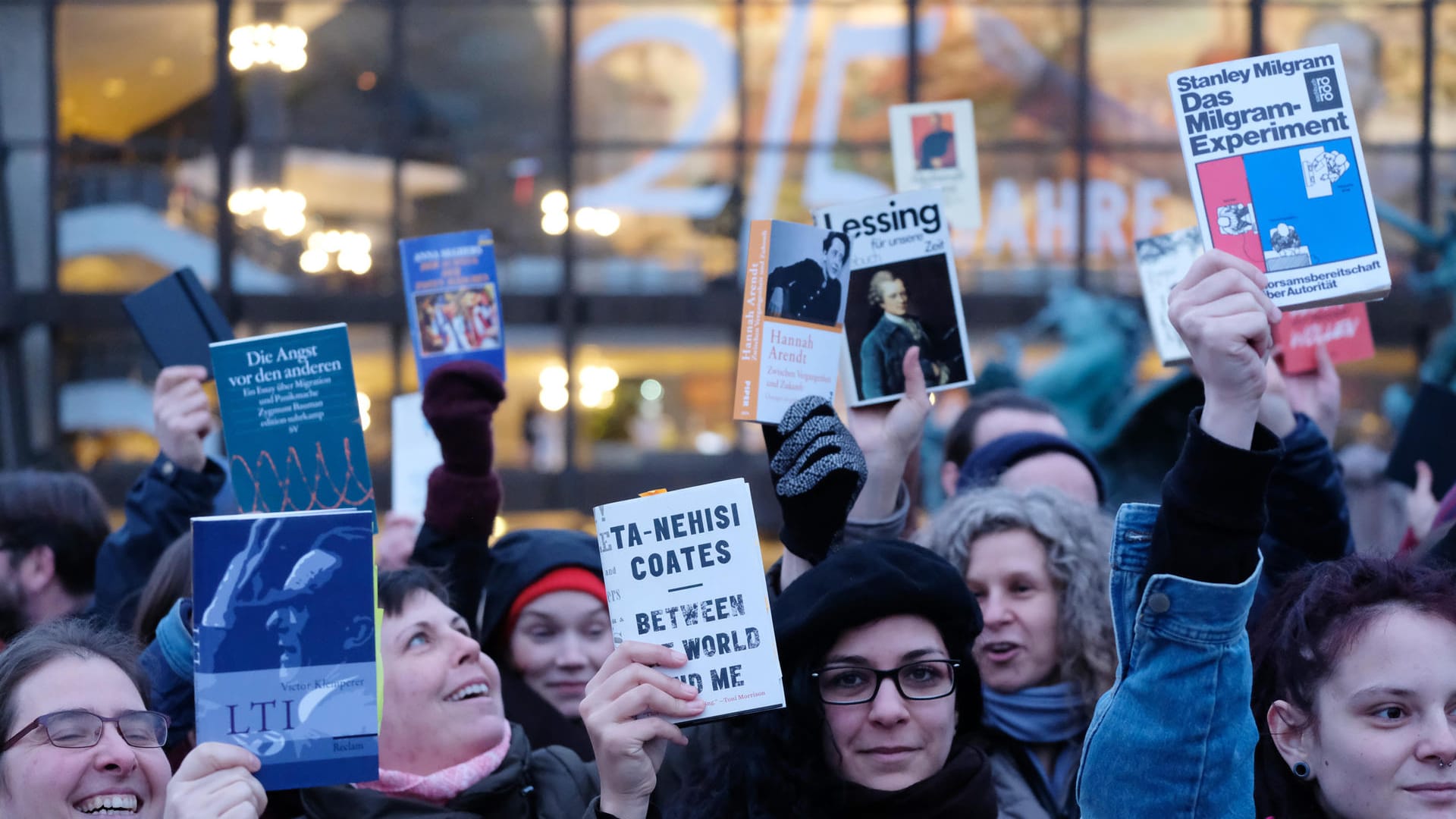 Protestaktion gegen rechte Verlage auf der Leipziger Buchmesse: Protestierende halten Bücher nach oben.