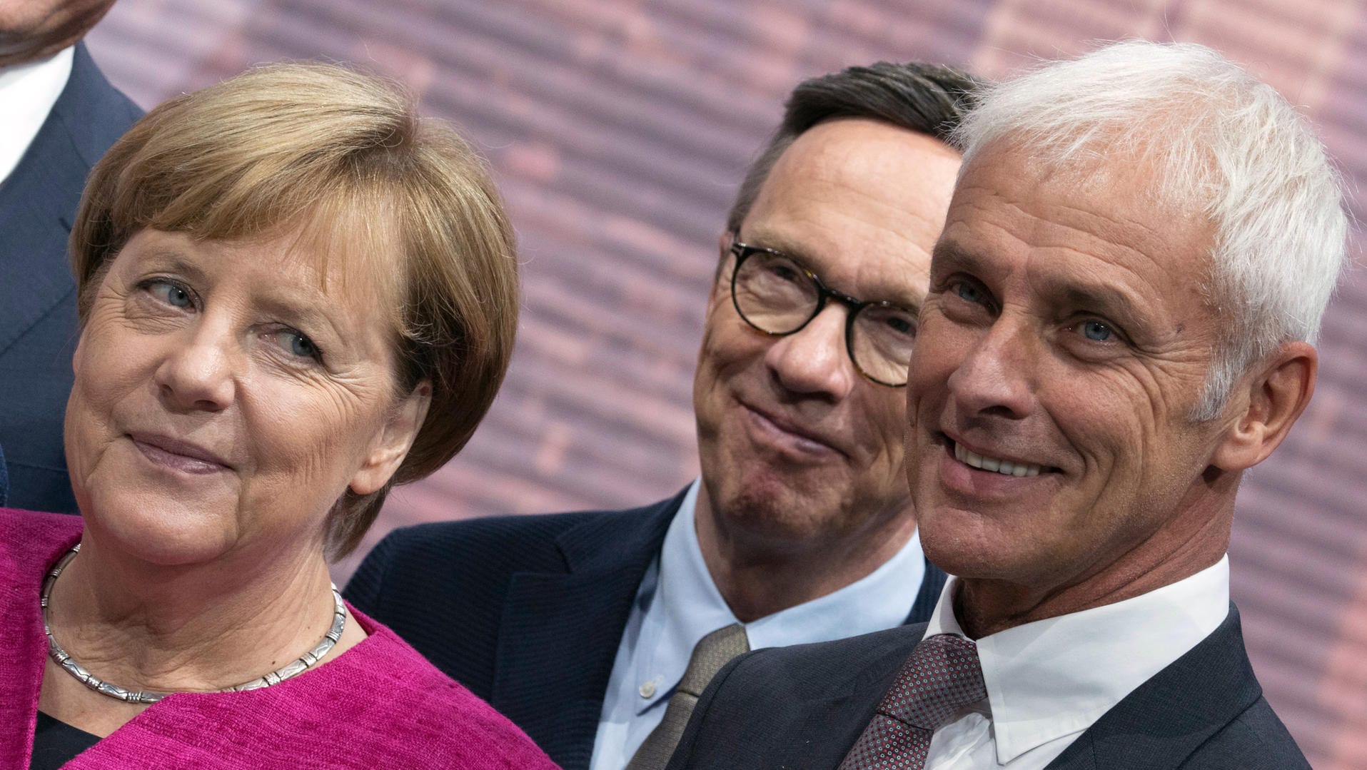 Angela Merkel und VW-Chef Matthias Müller: die Kanzlerin wundert sich über Müllers hohes Gehalt.