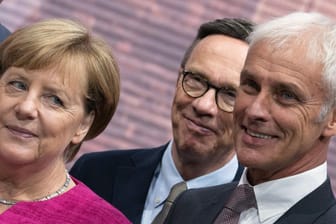 Angela Merkel und VW-Chef Matthias Müller: die Kanzlerin wundert sich über Müllers hohes Gehalt.