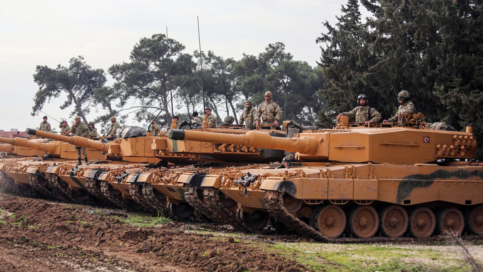 Türkische Soldaten in deutschen Leopard-Panzern an der Grenze zu Syrien: Seit Beginn der Afrin-Offensive hat die Bundesregierung schon 20 Waffenexporte in die Türkei genehmigt. Türkische Soldaten in deutschen Leopard-Panzern an der Grenze zu Syrien: Seit Beginn der Afrin-Offensive hat die Bundesregierung schon 20 Waffenexporte in die Türkei genehmigt.