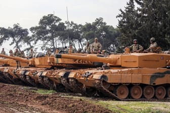 Türkische Soldaten in deutschen Leopard-Panzern an der Grenze zu Syrien: Seit Beginn der Afrin-Offensive hat die Bundesregierung schon 20 Waffenexporte in die Türkei genehmigt.