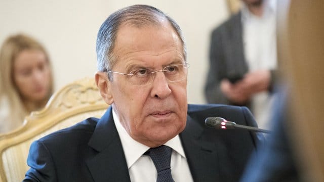 Der russische Außenminister Sergej Lawrow hat eine Beteiligung Russlands am Giftanschlag auf den Ex-Doppelagenten Sergej Skripal zurückgewiesen. Der russische Außenminister Sergej Lawrow hat eine Beteiligung Russlands am Giftanschlag auf den Ex-Doppelagenten Sergej Skripal zurückgewiesen.