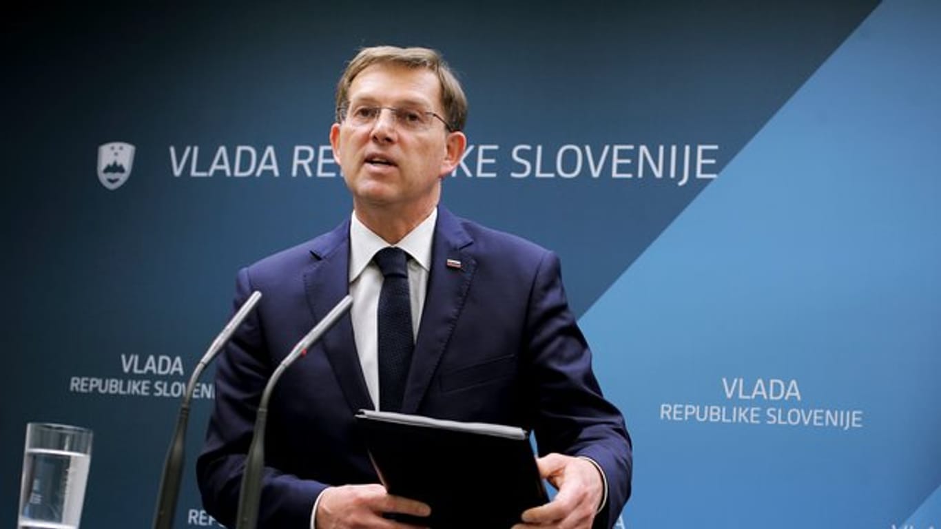 Miro Cerar, Ministerpräsident von Slowenien, kündigt auf einer Pressekonferenz seinen Rücktritt an.