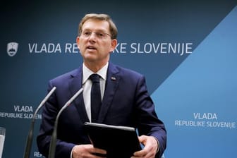 Miro Cerar, Ministerpräsident von Slowenien, kündigt auf einer Pressekonferenz seinen Rücktritt an.