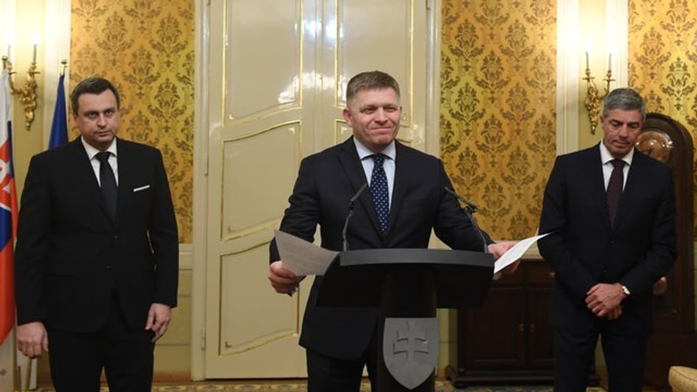 Andrej Danko (l-r), Parlamentspräsident der Slowakei, Robert Fico, Premierminister, und Bela Bugar, Parteichef geben nach einer Sitzung des Nationalrats eine Pressekonferenz.