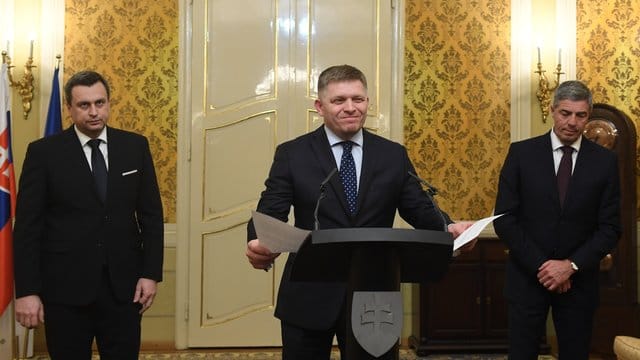 Andrej Danko (l-r), Parlamentspräsident der Slowakei, Robert Fico, Premierminister, und Bela Bugar, Parteichef geben nach einer Sitzung des Nationalrats eine Pressekonferenz. Andrej Danko (l-r), Parlamentspräsident der Slowakei, Robert Fico, Premierminister, und Bela Bugar, Parteichef geben nach einer Sitzung des Nationalrats eine Pressekonferenz.