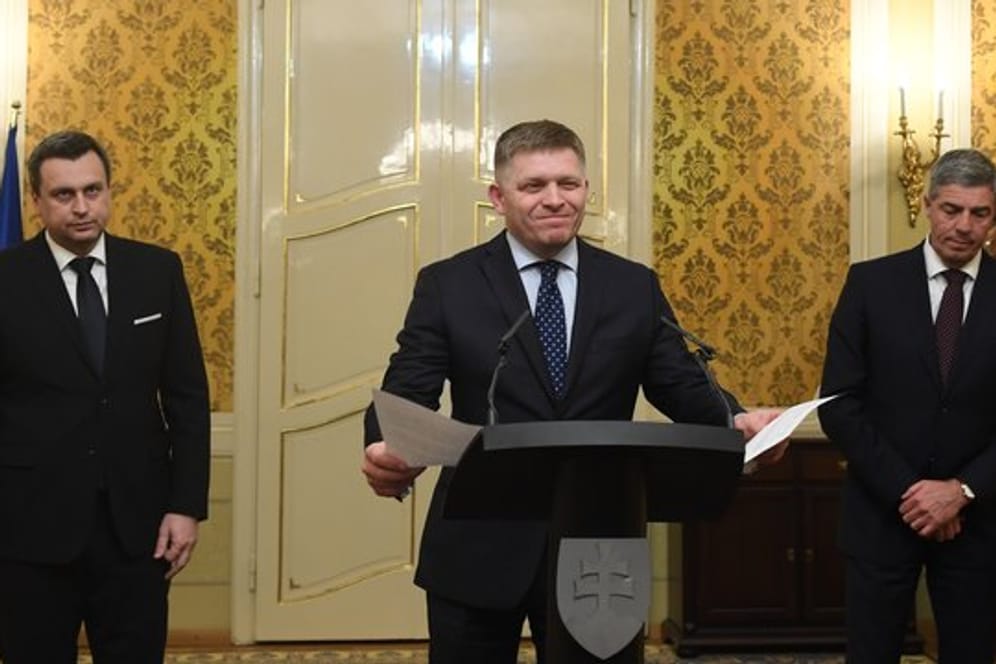 Andrej Danko (l-r), Parlamentspräsident der Slowakei, Robert Fico, Premierminister, und Bela Bugar, Parteichef geben nach einer Sitzung des Nationalrats eine Pressekonferenz.