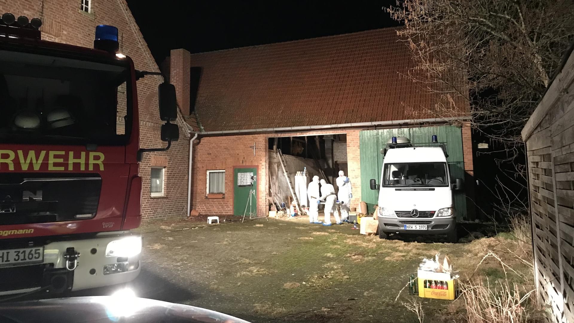 Ermittler der Spurensicherung arbeiten auf einem Gehöft in Hille, Nordrhein-Westfalen: Obduktionen nach drittem Leichenfund geplant.