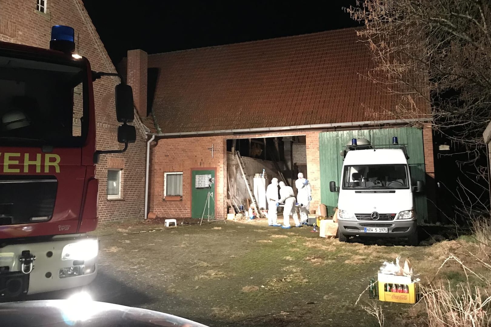 Ermittler der Spurensicherung arbeiten auf einem Gehöft in Hille, Nordrhein-Westfalen: Obduktionen nach drittem Leichenfund geplant.