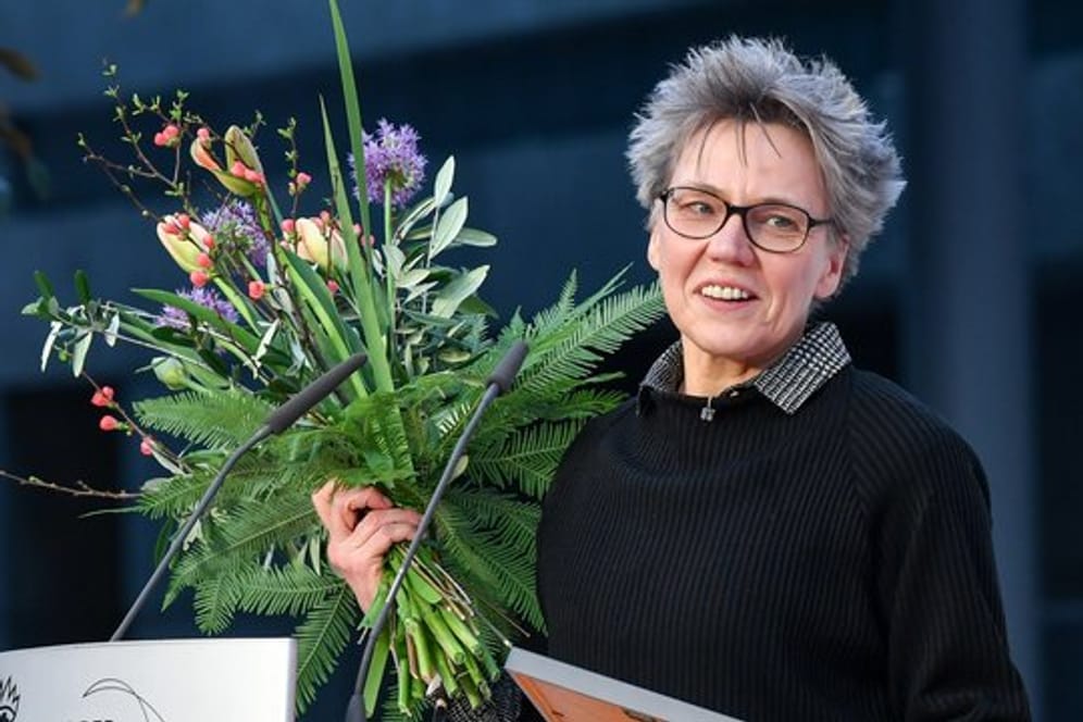 Esther Kinsky wird mit dem Preis der Leipziger Buchmesse in der Kategorie Belletristik ausgezeichnet.