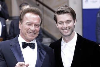 Arnold Schwarzenegger und sein Sohn Patrick kommen 2017 in Berlin.