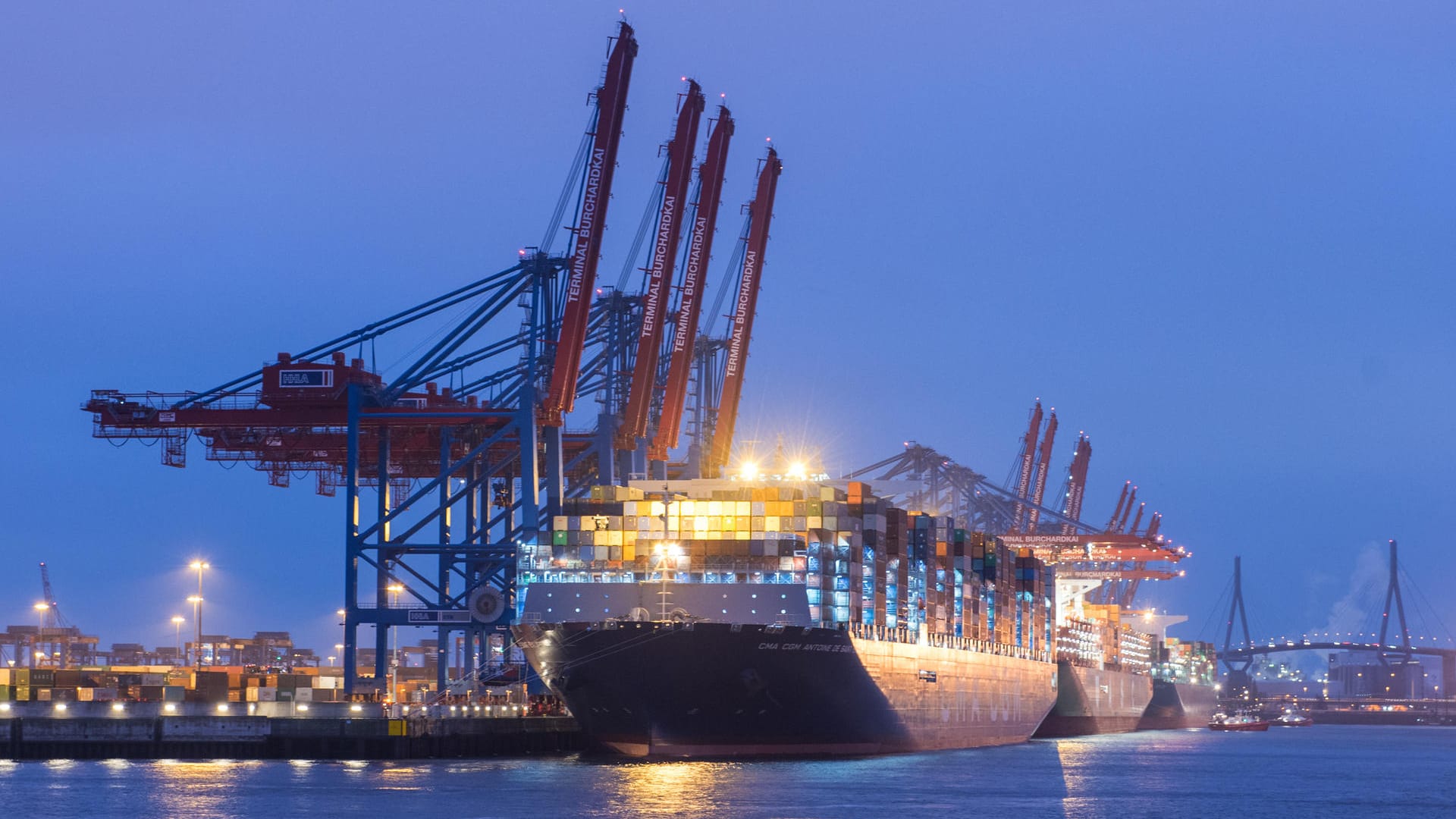 Die "CMA CGM Antoine de Saint Exupéry" am Containerterminal Burchardkai in Hamburg: Der Containerriese kam früher als ursprünglich geplant in Hamburg an.