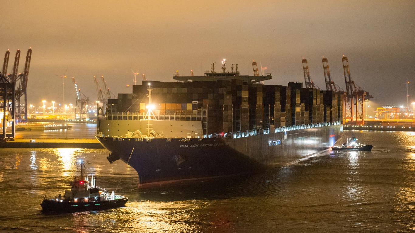 Die "Antoine de Saint Exupéry" läuft in den Hafen ein: Sie fasst 20.600 Standardcontainer.