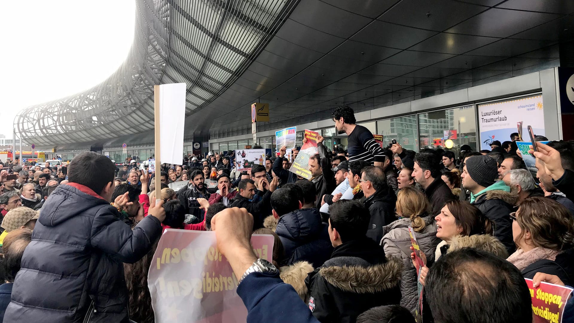 Spontandemo von Kurden am Flughafen Düsseldorf gegen den türkischen Militäreinsatz: Kurdologin Eva Savelsberger spricht davon, dass die PKK eine "unglaubliche starke Propagandamaschine" habe.