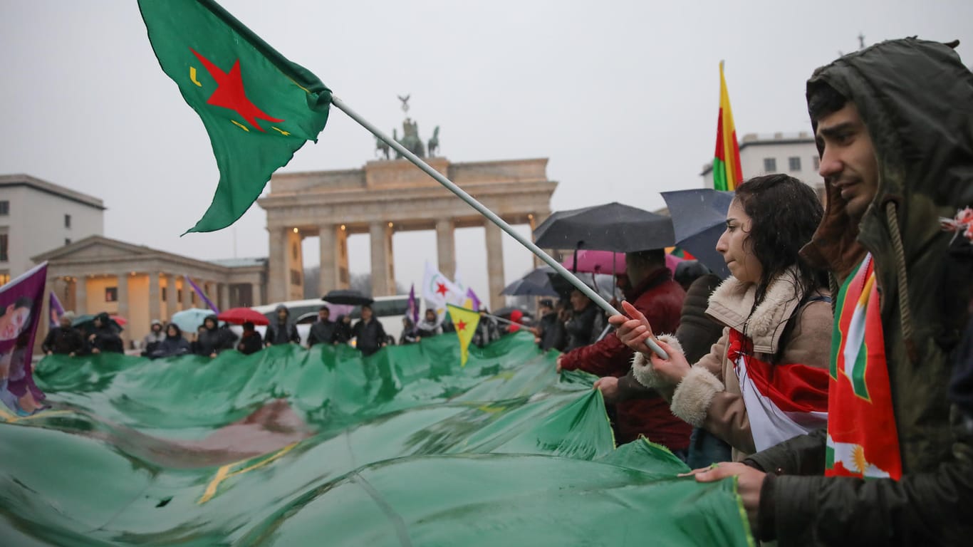 Kurden demonstrieren vor dem Brandenburger Tor