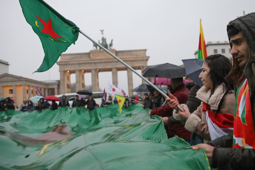 Kurden demonstrieren vor dem Brandenburger Tor