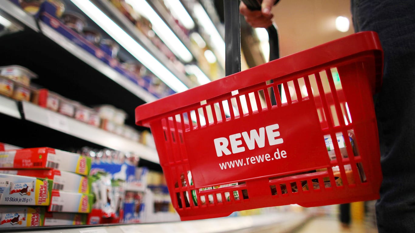 Rewe-Einkaufskorb: Zwei Produkte aus dem "Rewe Feine Welt Sortiment" werden zurückgerufen.