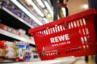 Rewe-Einkaufskorb: Zwei Produkte aus dem "Rewe Feine Welt Sortiment" werden zurückgerufen.