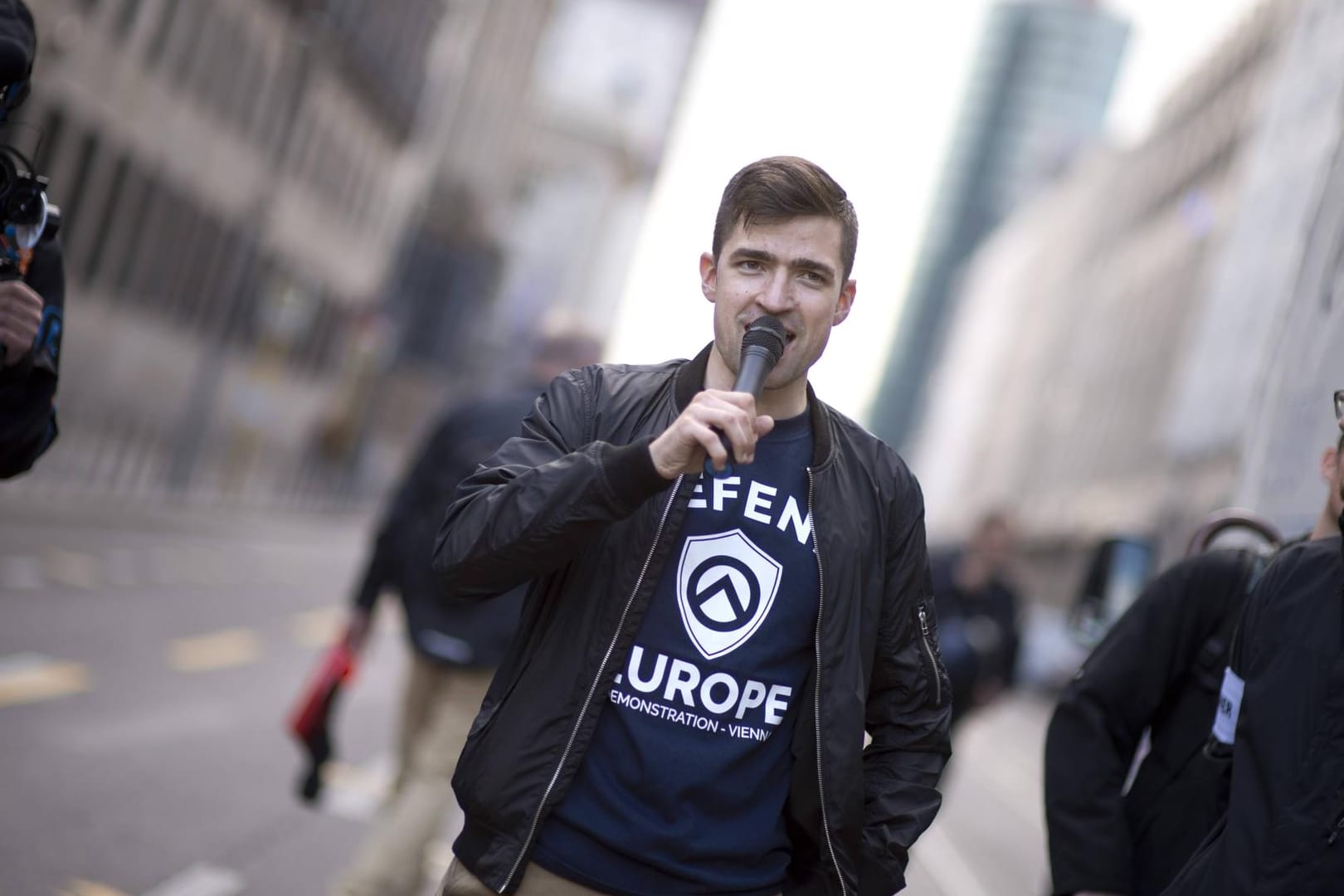 Martimn Sellner iMartin Sellner ist das Gesicht der Identitären Bewegung. Am Freitag war die Polizei bei ihm, bestätigt er in sozialen Netzwerken.st das Gesicht der Identitären Bewegung. Am Freitag war die Polizei bei ihm, bestätigt er.