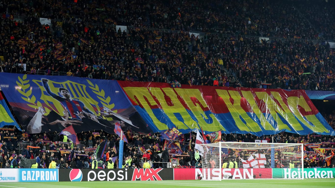 Die Choreografie der Barcelona-Fans: Ein Bild von Lionel Messi (l.) neben der Aufschrift "The King" (Deutsch: Der König).