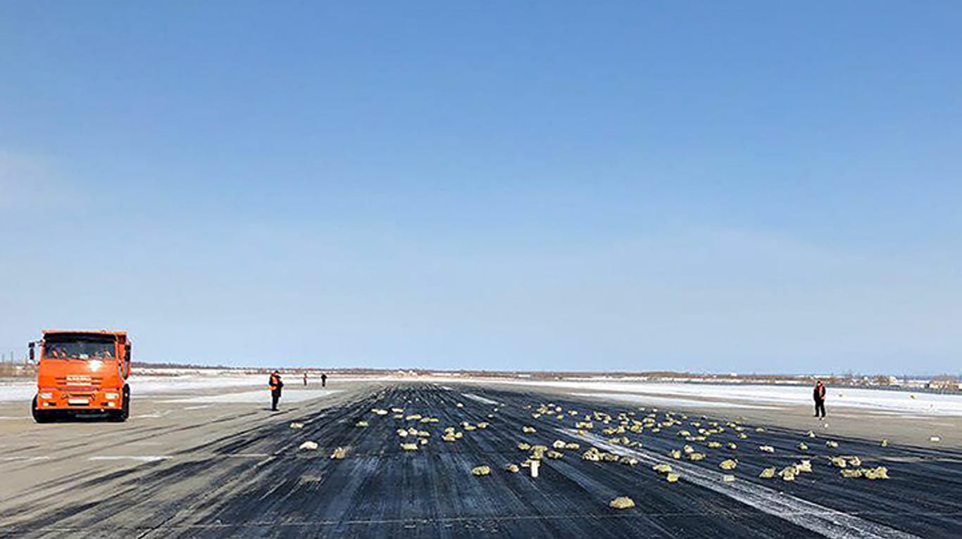 Mehrere Tonnen Gold liegen auf dem Runway in Jakutsk.