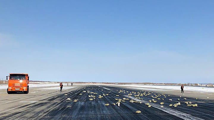 Mehrere Tonnen Gold liegen auf dem Runway in Jakutsk. Mehrere Tonnen Gold liegen auf dem Runway in Jakutsk.