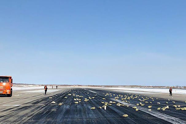 Mehrere Tonnen Gold liegen auf dem Runway in Jakutsk.