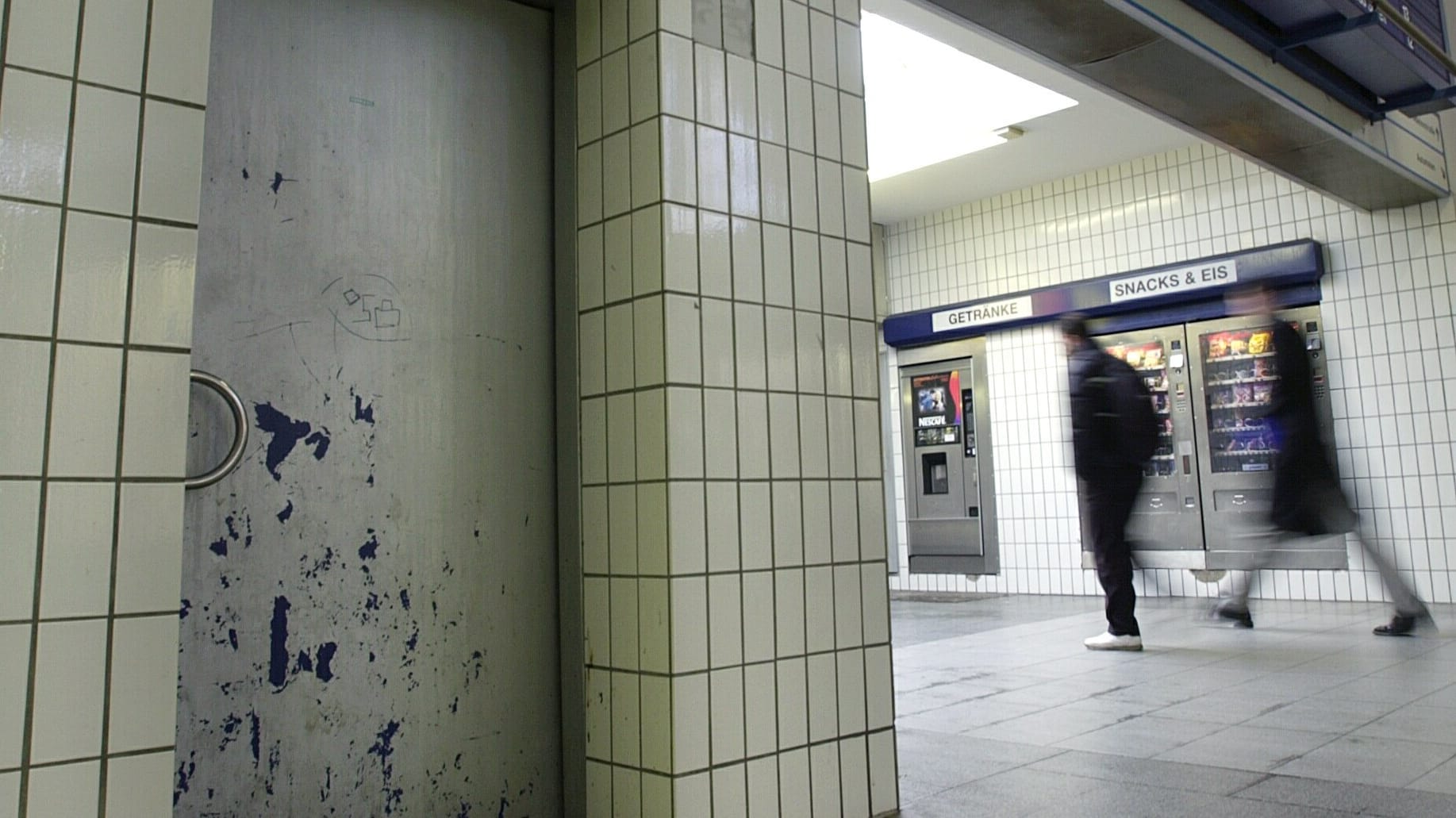 Passanten eilen über einen Bahnhof an einer öffentlichen Toilette vorbei: Auf einer Bahnhofstoilette in Duisberg hat ein Mann 6000 Euro gefunden und sie dem Besitzer zurückgegeben. (Symbolbild)