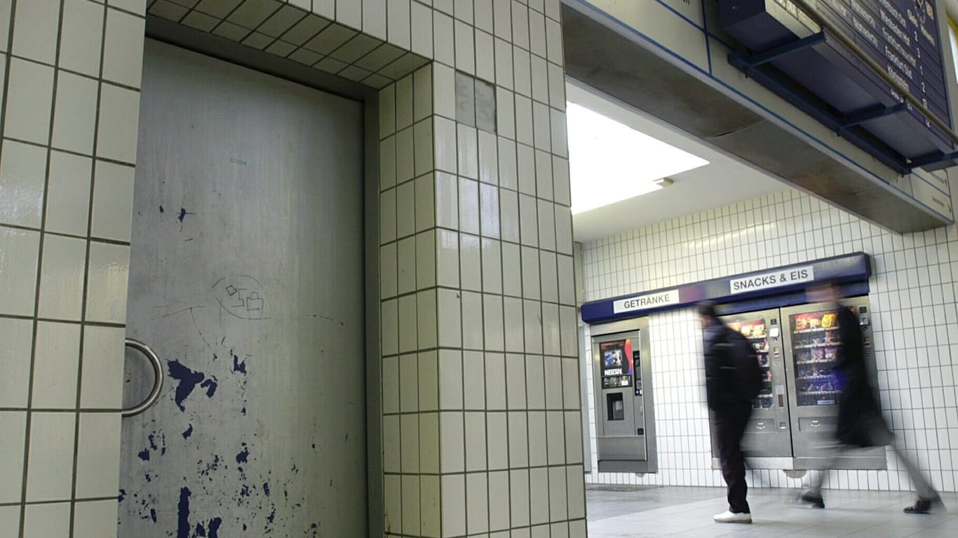 Passanten eilen über einen Bahnhof an einer öffentlichen Toilette vorbei: Auf einer Bahnhofstoilette in Duisberg hat ein Mann 6000 Euro gefunden und sie dem Besitzer zurückgegeben. (Symbolbild)