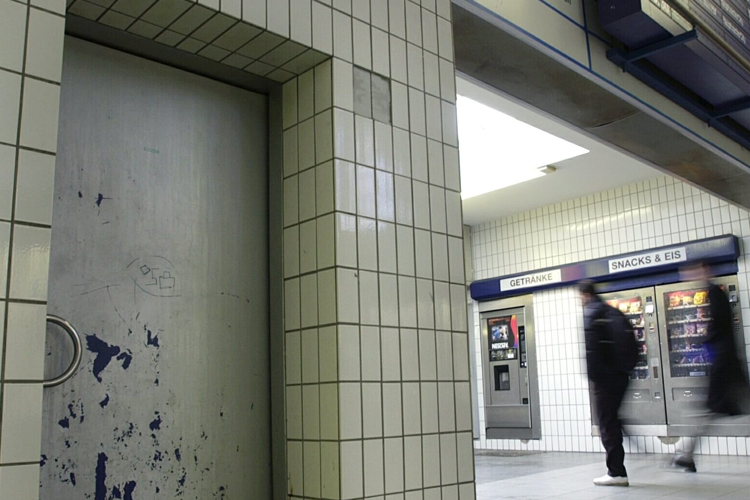 Passanten eilen über einen Bahnhof an einer öffentlichen Toilette vorbei: Auf einer Bahnhofstoilette in Duisberg hat ein Mann 6000 Euro gefunden und sie dem Besitzer zurückgegeben. (Symbolbild)