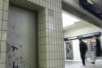 Passanten eilen über einen Bahnhof an einer öffentlichen Toilette vorbei: Auf einer Bahnhofstoilette in Duisberg hat ein Mann 6000 Euro gefunden und sie dem Besitzer zurückgegeben. (Symbolbild)