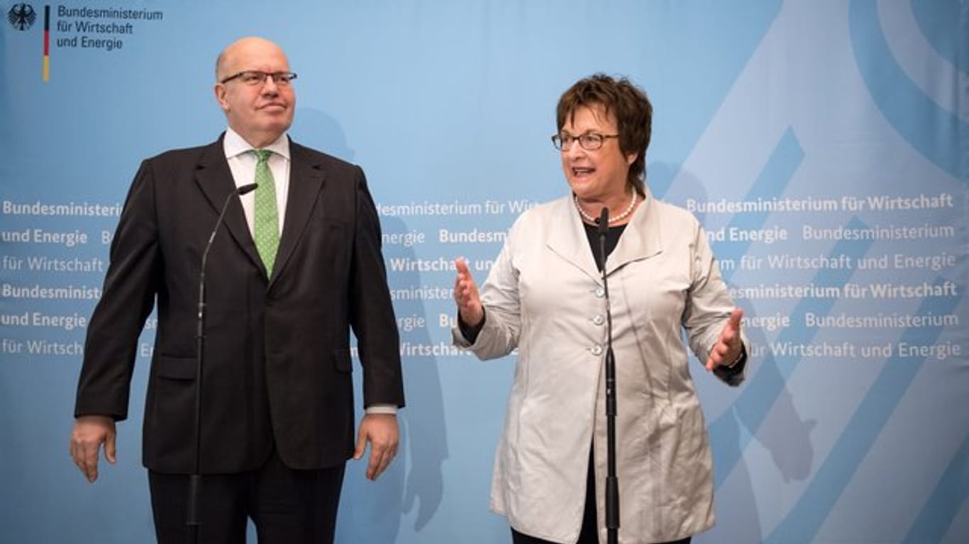 Die bisherige Bundeswirtschaftsministerin Brigitte Zypries (r, SPD) übergibt das Bundesministerium für Wirtschaft und Energie an ihren Nachfolger Peter Altmaier (CDU).