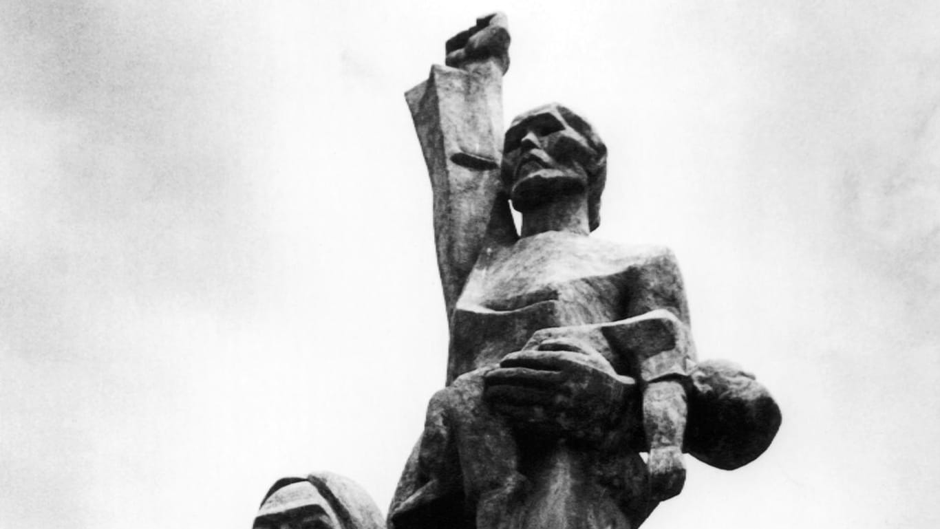 Das Denkmal für die Opfer in My Lai: Eine Frau reckt die rechte Hand in den Himmel, unter dem Arm trägt sie ein totes Kind.