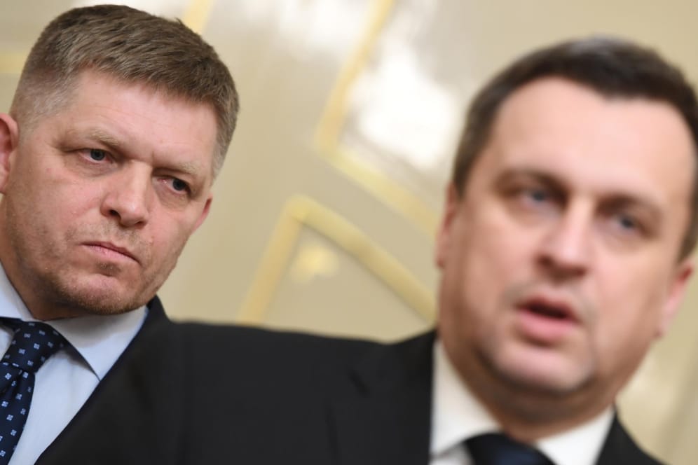 Robert Fico (l), Premierminister der Slowakei und Andrej Danko, Parlamentspräsident, am Mittwoch auf einer Pressekonferenz: In Folge der Ermordung an dem Journalistin Ján Kuciak hat der slowakische Präsident Kiska das Rücktrittsgesuch von Regierungschef Fico am Donnerstag akzeptiert.