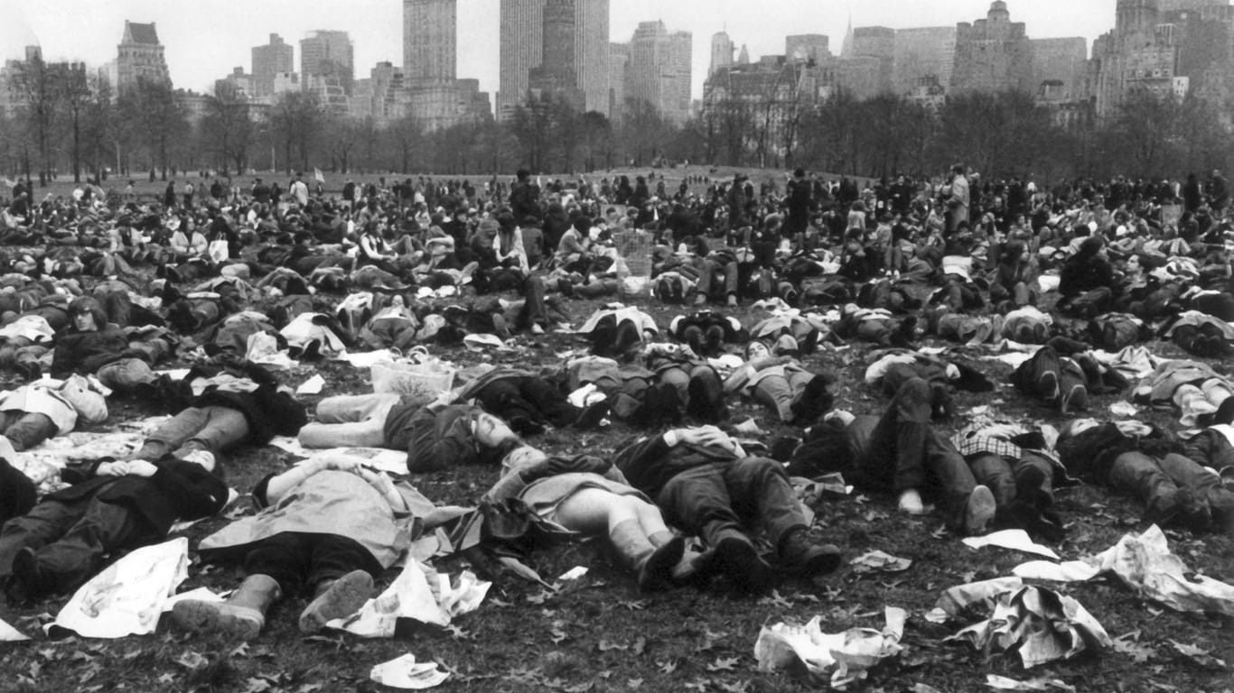 Das Massaker markiert einen Wendepunkt in der öffentlichen Wahrnehmung. Bei einer Demo gegen den Vietnamkrieg liegen Tausende im New Yorker Central Park. Sie wollen gefallene Soldaten symbolisieren.