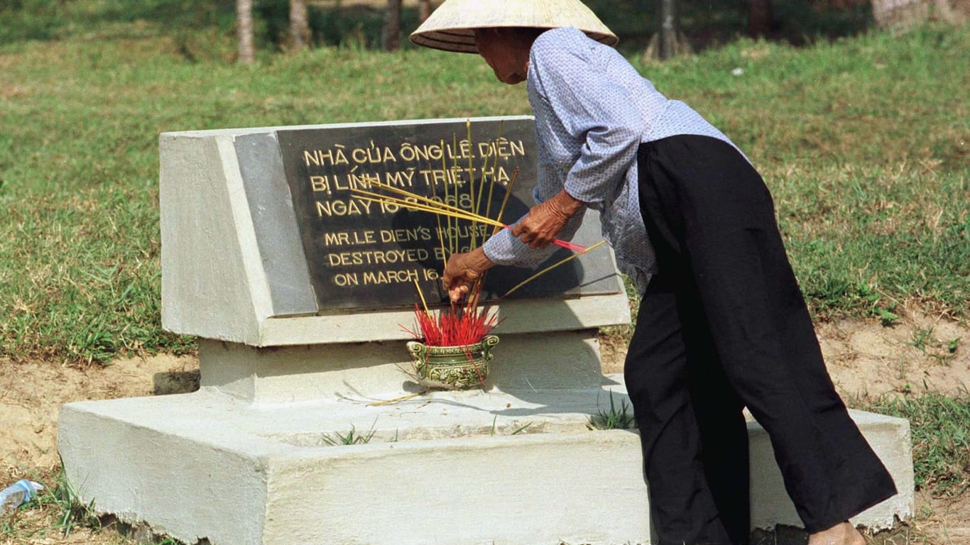 Ein Gedenkstein in der Nähe von My Lai für die Toten des Massakers.