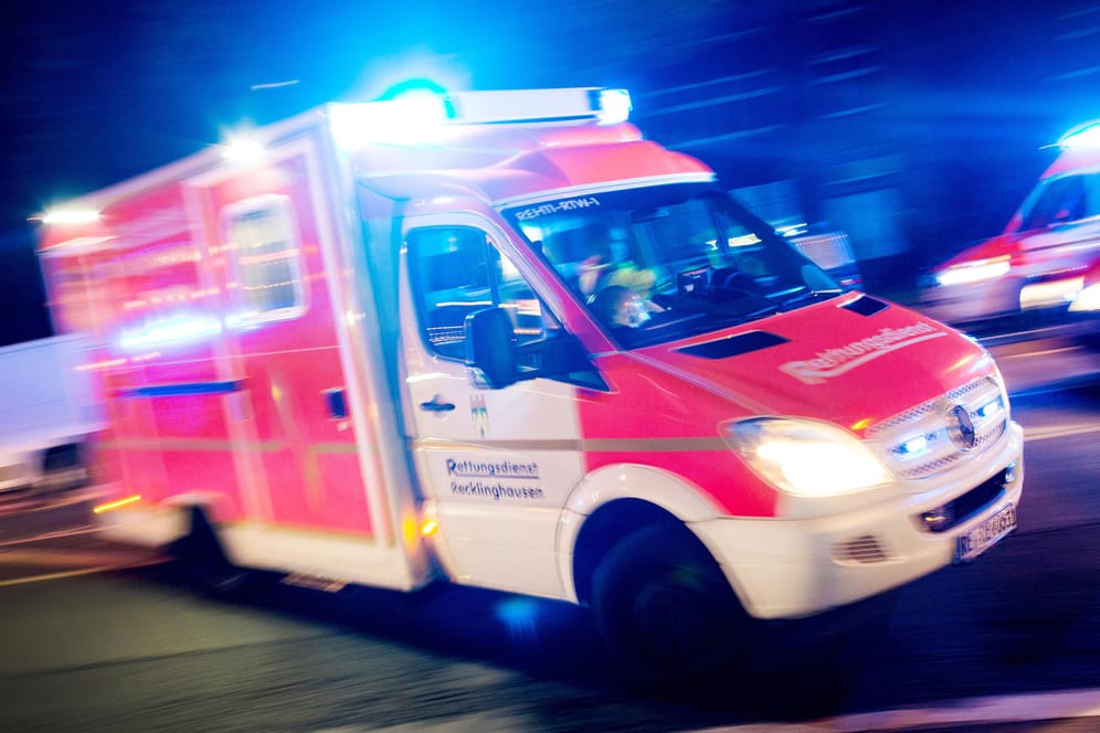Ein Rettungswagen fährt mit Blaulicht: In Schwabach hat ein Gaffer eine schwer verletzte Fußgängerin fotografiert. (Archivbild)