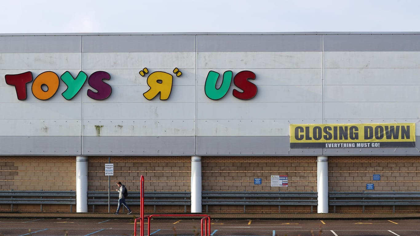 "Closing down" ("Wir schließen") steht auf einem Schild an einer Filiale von Toys'R'Us in Coventry (Großbritannien): In den USA hat der Spielzeughersteller alle Filialen geschlossen oder verkauft.