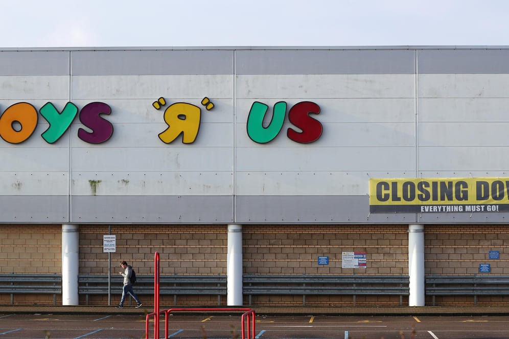 "Closing down" ("Wir schließen") steht auf einem Schild an einer Filiale von Toys'R'Us in Coventry (Großbritannien): In den USA hat der Spielzeughersteller alle Filialen geschlossen oder verkauft.