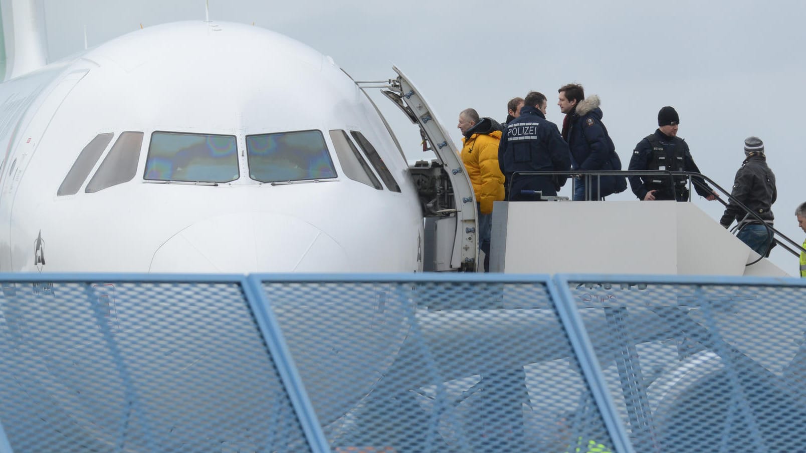 Abgelehnte Asylbewerber steigen in ein Flugzeug: Im letzten Jahr ist die Zahl der Abschiebungen aus dem Gefängnis bundesweit gestiegen. (Archivbild)