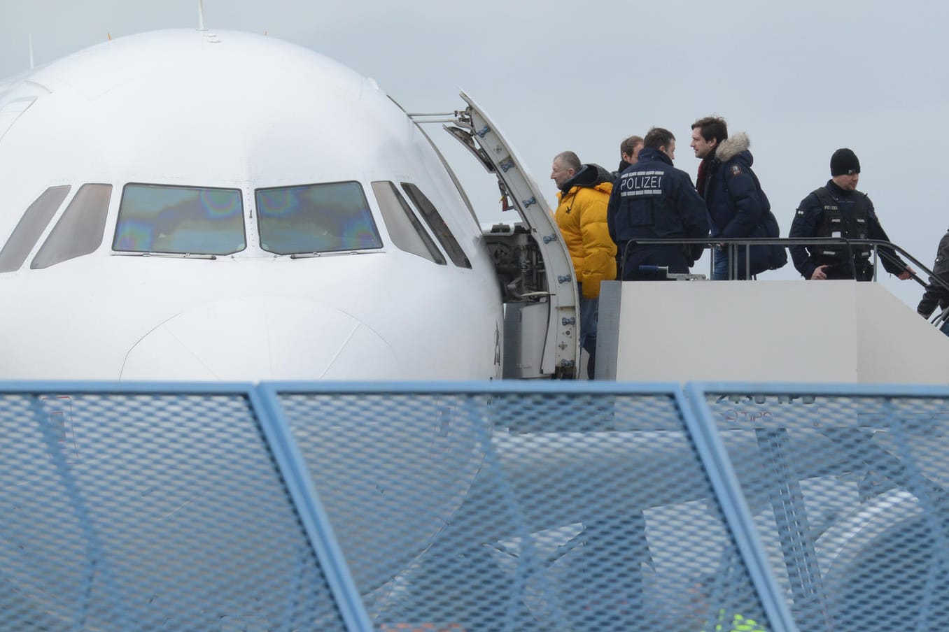 Abgelehnte Asylbewerber steigen in ein Flugzeug: Im letzten Jahr ist die Zahl der Abschiebungen aus dem Gefängnis bundesweit gestiegen. (Archivbild)