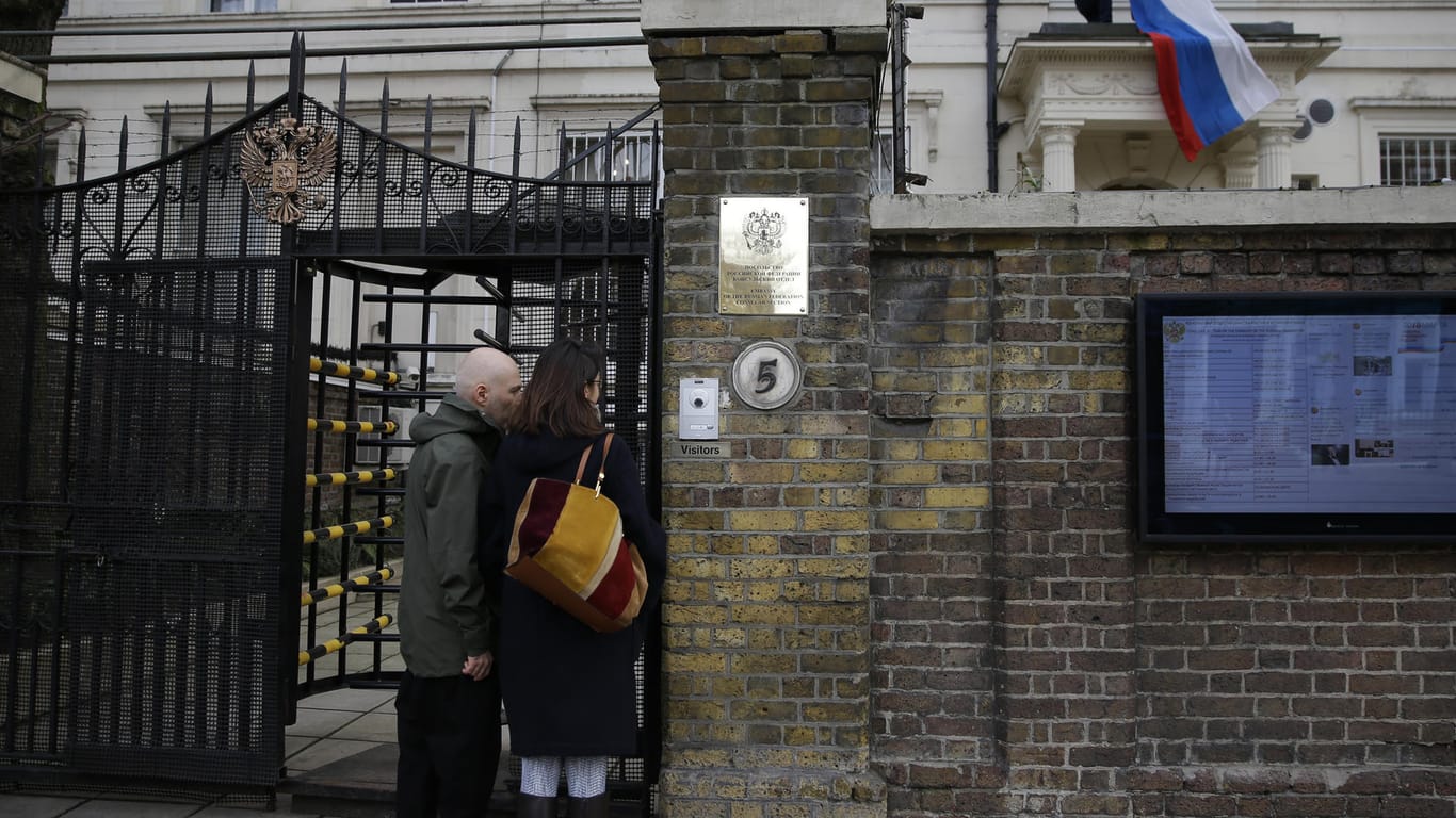 Die russische Botschaft in London: Nach dem Attentat auf Skripal müssen 23 Diplomaten Großbritannien verlassen. Das ist zu wenig, sagen Experten.