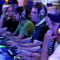 Computerspieler auf einer Spielemesse: Laut einer Studie machen gewaltverherrlichende Computerspiele Erwachsene nicht aggressiver. (Archivbild)