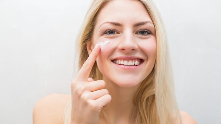 Gesichtscreme: Tagescremes enthalten meist Antioxidantien, die die Haut schützen.