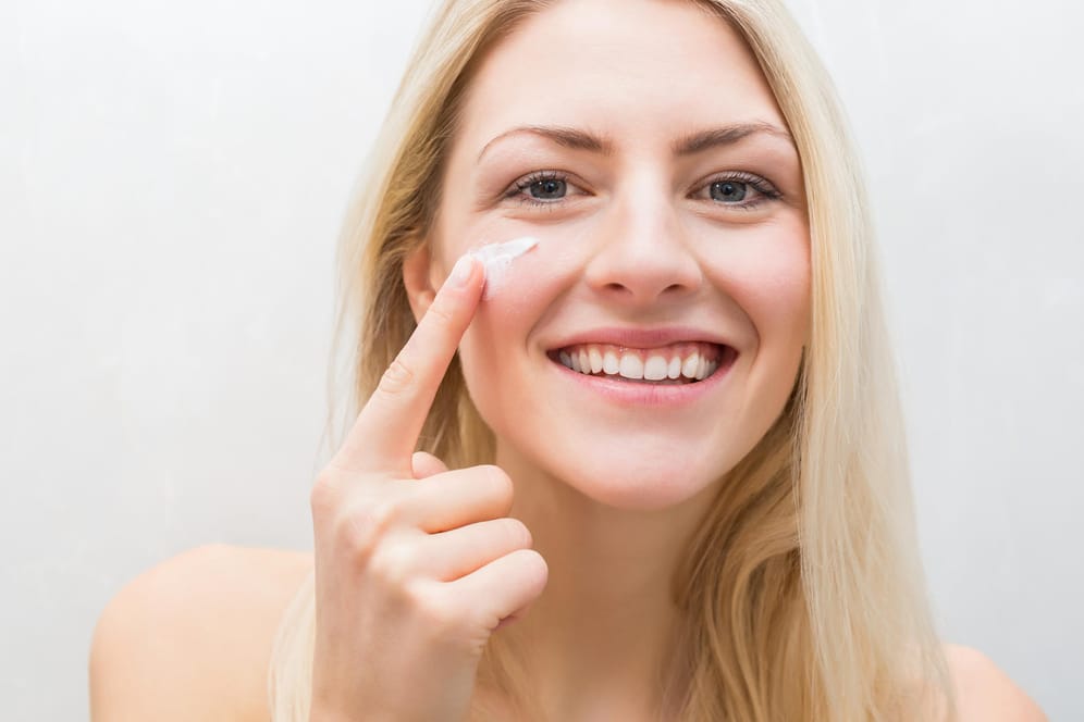 Gesichtscreme: Tagescremes enthalten meist Antioxidantien, die die Haut schützen.