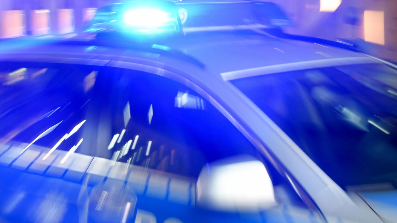 Ein Streifenwagen der Bundespolizei steht mit eingeschaltetem Blaulicht auf der Straße: Nach einer Gewalttat an einem 23-jährigen Mann Oberhausen hat die Polizei einen Tatverdächtigen festgenommen. (Archivbild)