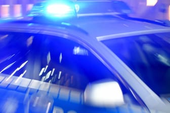 Ein Streifenwagen der Bundespolizei steht mit eingeschaltetem Blaulicht auf der Straße: Nach einer Gewalttat an einem 23-jährigen Mann Oberhausen hat die Polizei einen Tatverdächtigen festgenommen. (Archivbild)