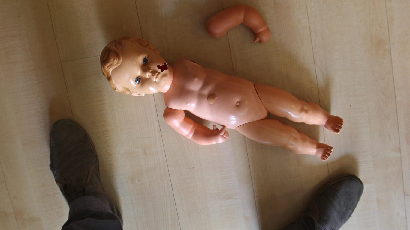 Eine beschädigte Kinderpuppe liegt auf dem Boden: Eine Mutter muss sich vor einem Schweizer Gericht verantworten, weil sie ihre vierjährige Tochter gequält hatte, um ihrem Liebhaber zu gefallen. (Symbolbild)