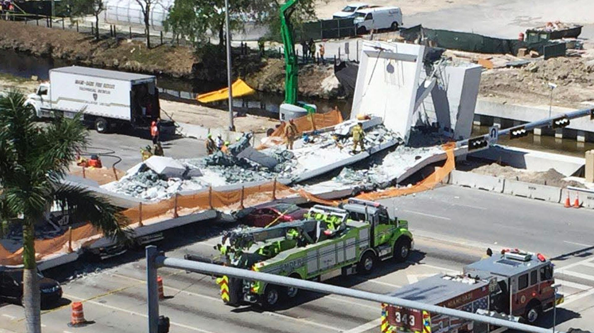 Tragisches Unglück in Miami: Beim Einsturz der Brücke wurden mehrere Autos unter den Trümmern begraben. Tragisches Unglück in Miami: Beim Einsturz der Brücke wurden mehrere Autos unter den Trümmern begraben.
