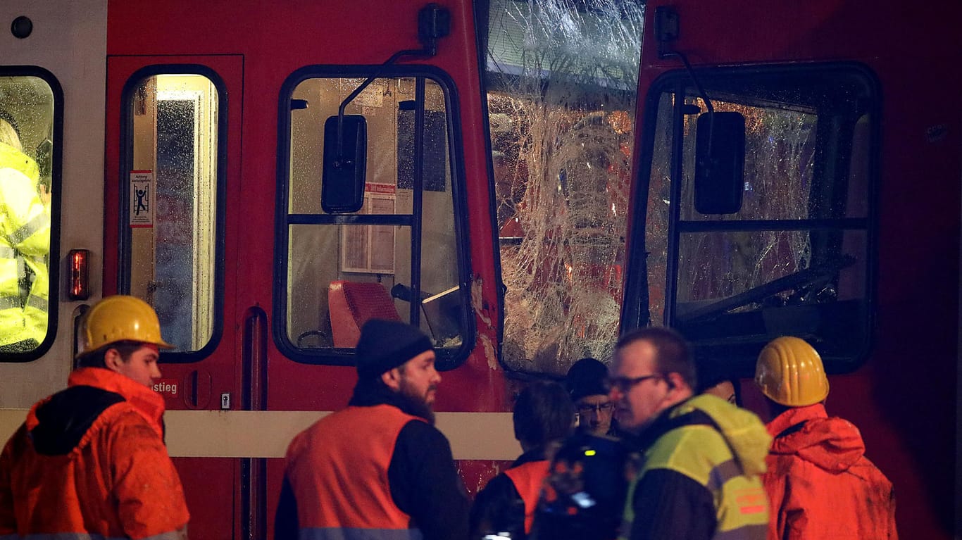 Schwerer Zusammenprall: Rettungskräfte an der Unfallstelle in der Kölner Innenstadt.